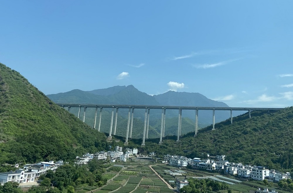 圖二 橫亙山谷的高架橋