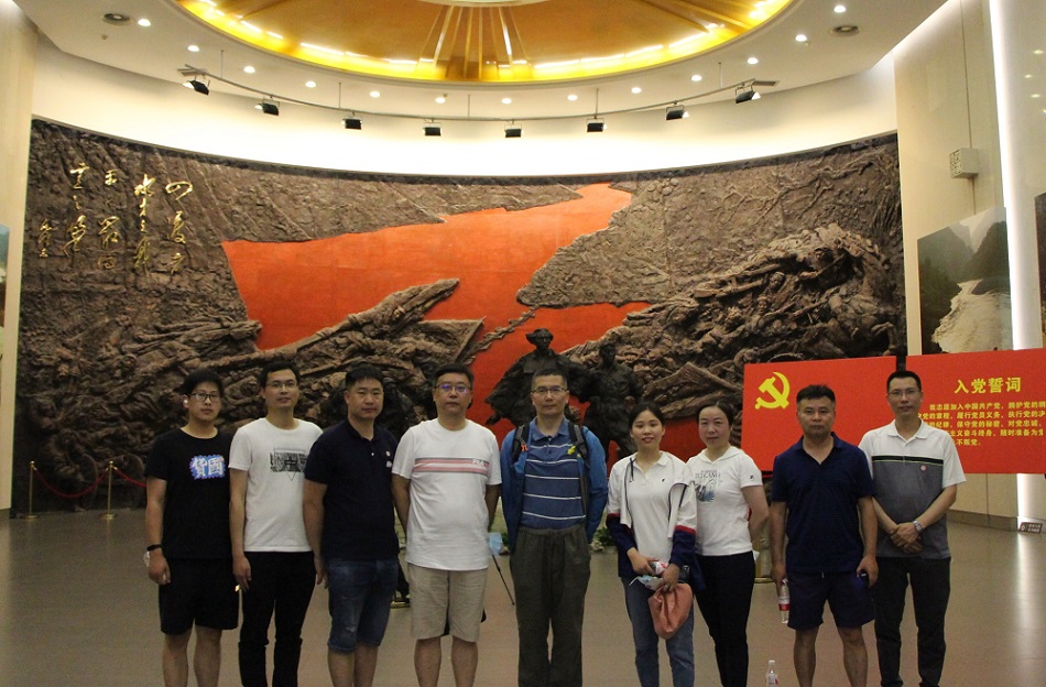 圖一 第四學(xué)習(xí)小組在黨徽前合影