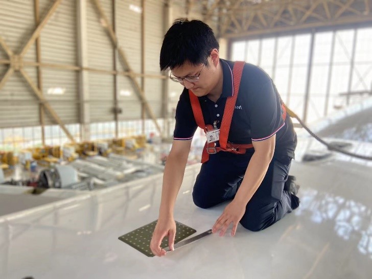 【圖一】工程師測量結構件尺寸